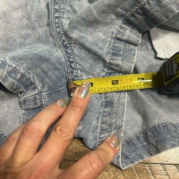 Celebrity Pink pull on jean shorts size medium - Picture 9 of 9